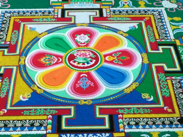Mandala in wording, Tibetaanse monniken, maken ,mandala, in, Hooglandse kerk, te ,Leiden, potjes gekleurd zand, gereedschap