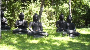 Boeddha.s. boeddhabeelden in Plum Village, mudra's, handhoudingen, mediteren, contemplatie, beelden, boeddha in het bos, onder de bomen, boeddha