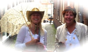 geluksroute Leiden, De Complimenten-dames, mooie vrouwen geven een complimentje, in steegje met parasol