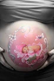 beschilderde zwangere buik